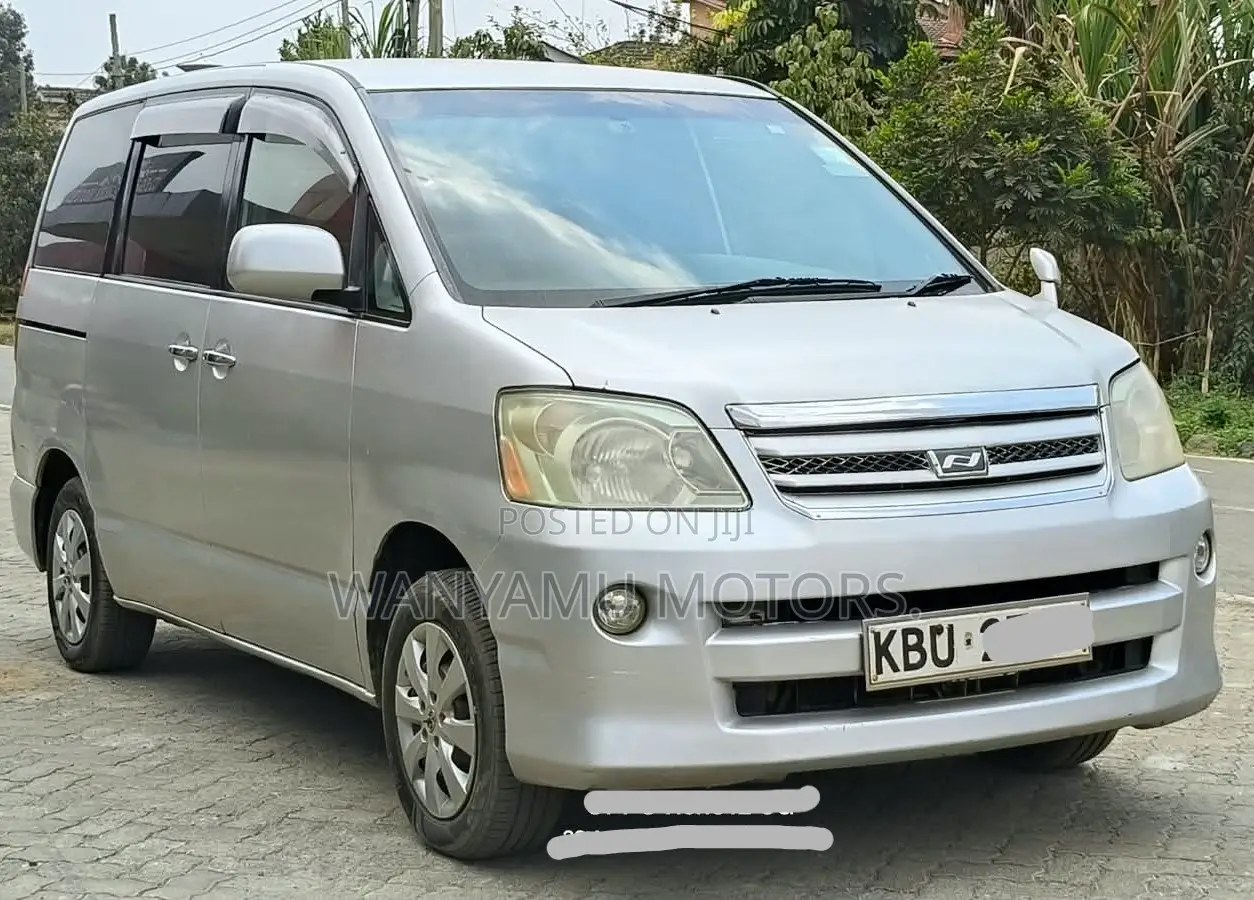 Toyota Noah 2005 Silver