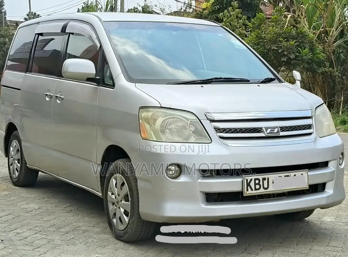 Toyota Noah 2005 Silver