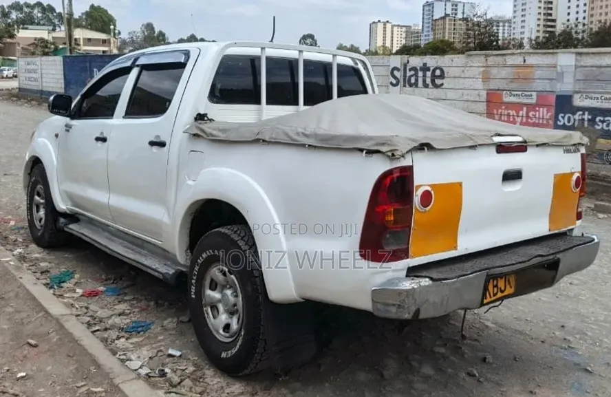 Toyota Hilux 2.5 D-4D 4X4 SRX 2009 White
