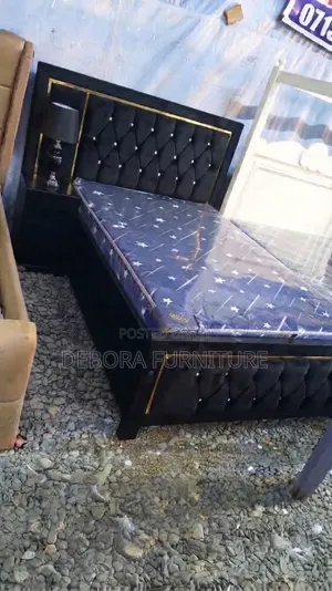 Luxury 4*6 Black Chester Bed With Diamond Tufting Lamp