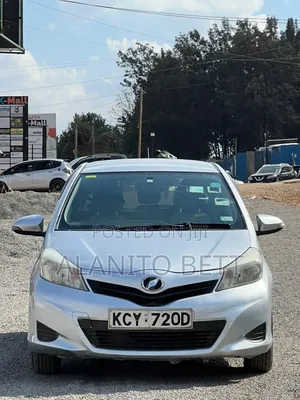 Toyota Vitz 1.3 FWD 5dr 2013 Silver