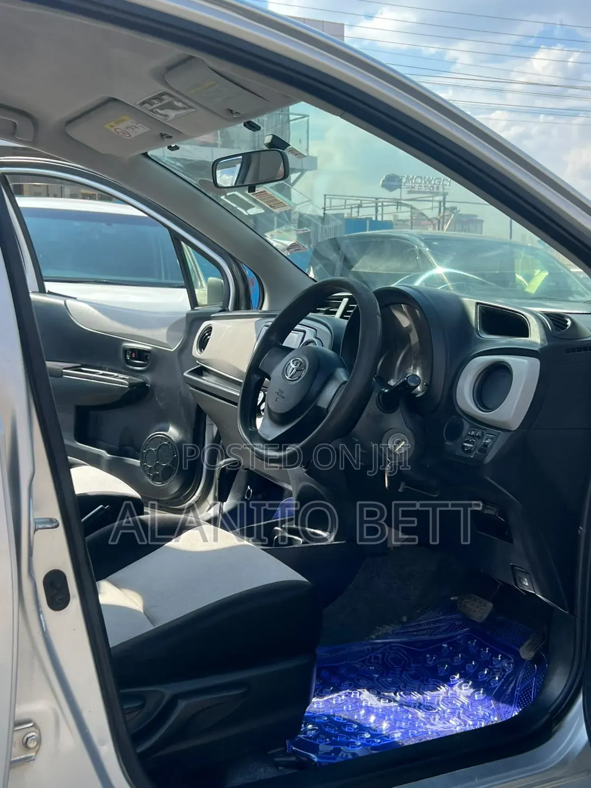 Toyota Vitz 1.3 FWD 5dr 2013 Silver