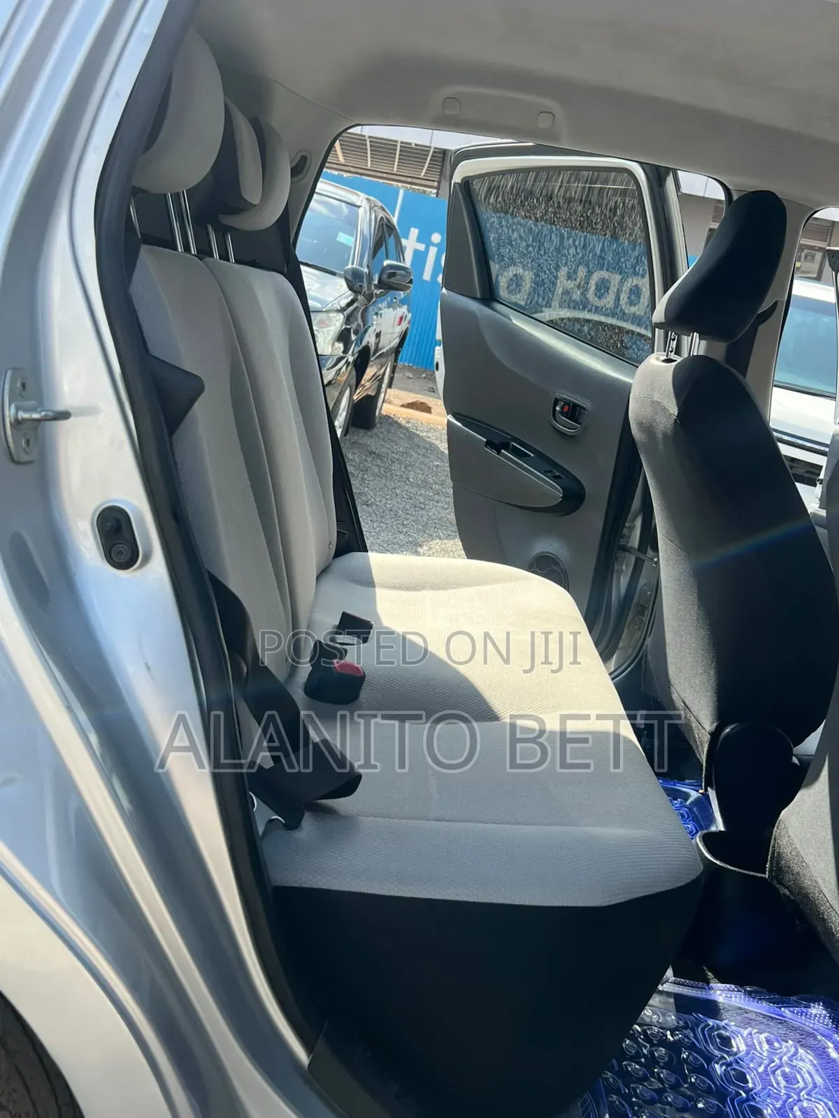 Toyota Vitz 1.3 FWD 5dr 2013 Silver