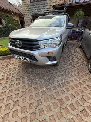 Toyota Hilux 2023 Silver