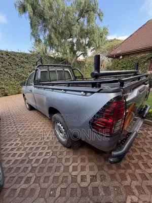 Toyota Hilux 2023 Silver