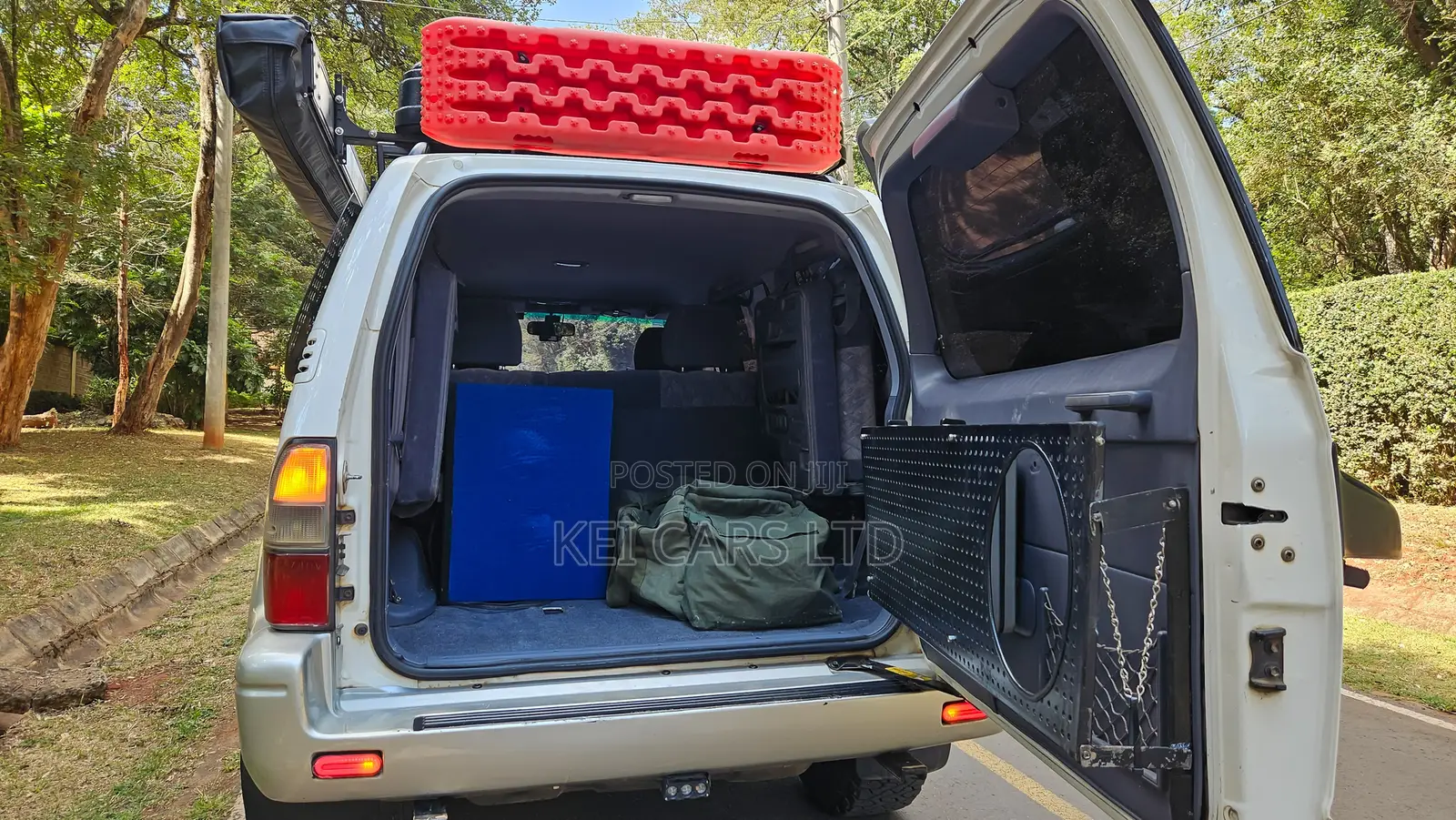 Toyota Land Cruiser 2001 White