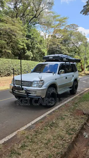 Toyota Land Cruiser 2001 White