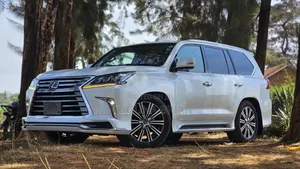 Lexus LX 570 AWD 2019 White