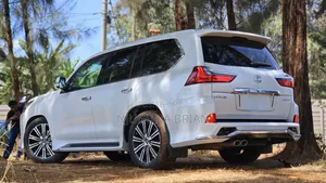 Lexus LX 570 AWD 2019 White
