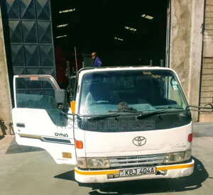 Toyota Dyna 2001 White