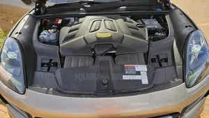 Porsche Cayenne Base AWD 2019 Gold