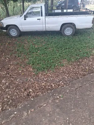 Toyota Hilux 1989 White