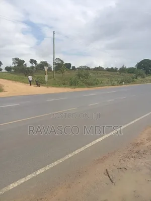 1 Acre Forsale the Tarmac in Mavueni