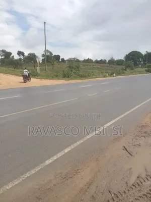 1 Acre Forsale the Tarmac in Mavueni