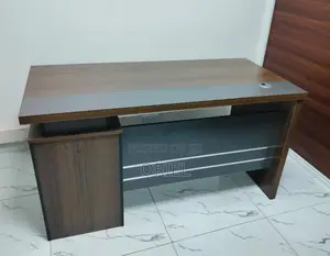 Modern 1400mm Office Desk – Spacious Professional Workstation