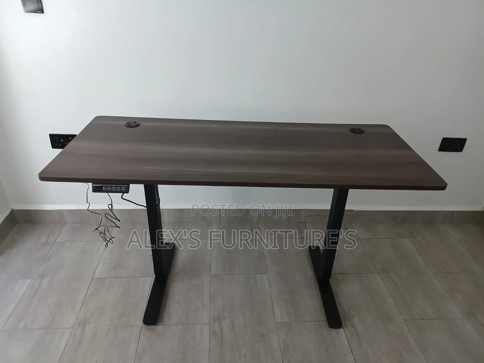 Height Adjustable Desk/Socket Connection Desk
