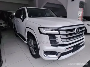 Toyota Land Cruiser LC300 2022 White