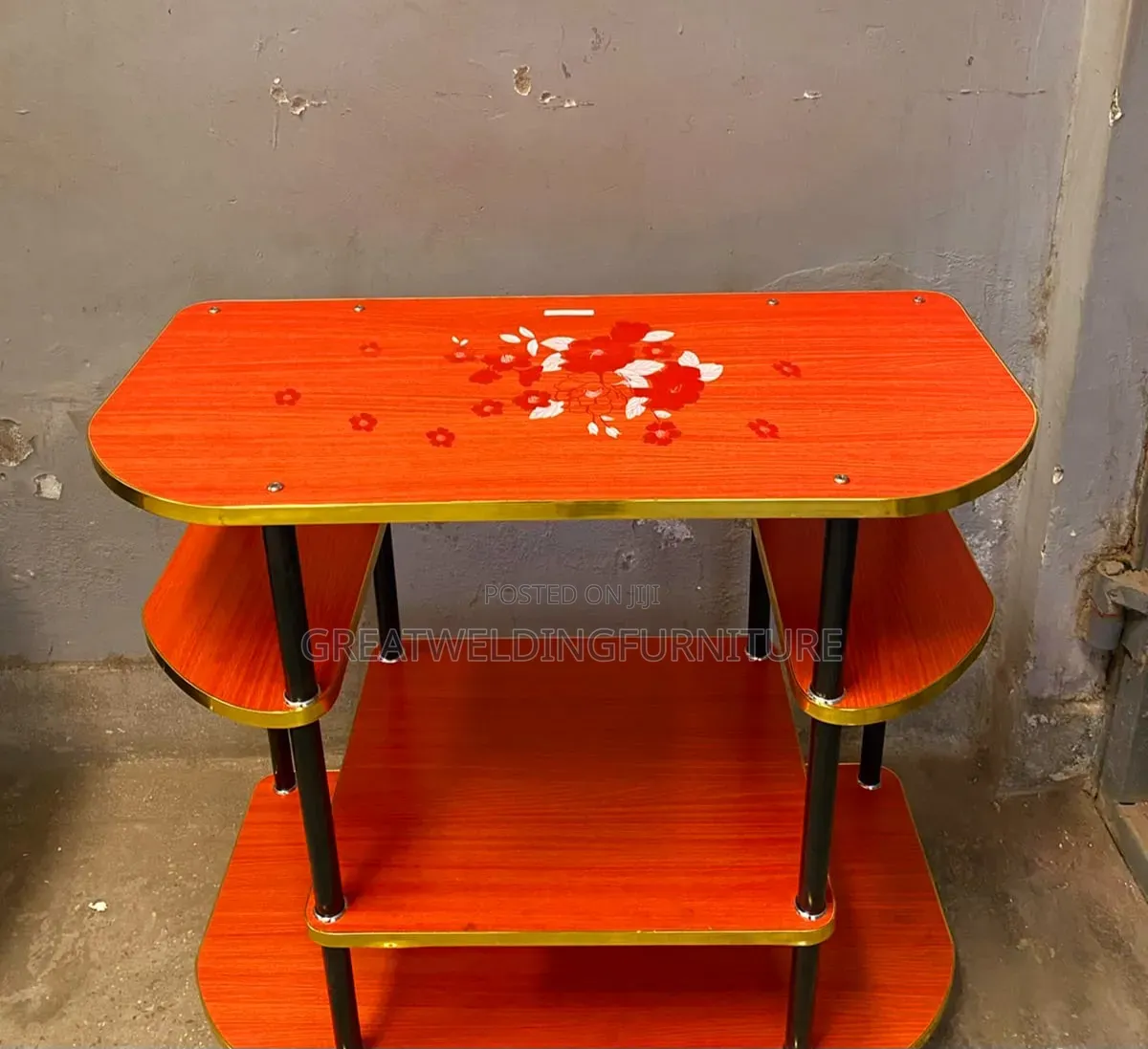 Quality Flowered-Shaped Wooden TV Stand