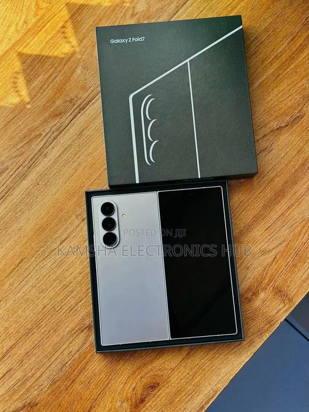 Samsung Galaxy Z Fold7 256 GB Silver - main view