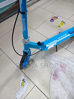 Stylish Blue Kick Scooter – Durable Foldable Outdoor Cruiser 