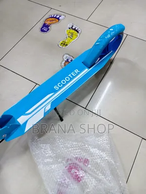 Stylish Blue Kick Scooter – Durable Foldable Outdoor Cruiser 