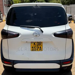 Toyota Sienta 2017 Ivory