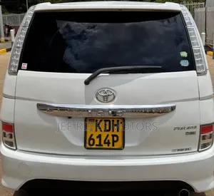 Toyota ISIS 2015 Pearl