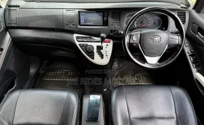 Toyota ISIS 2015 Pearl