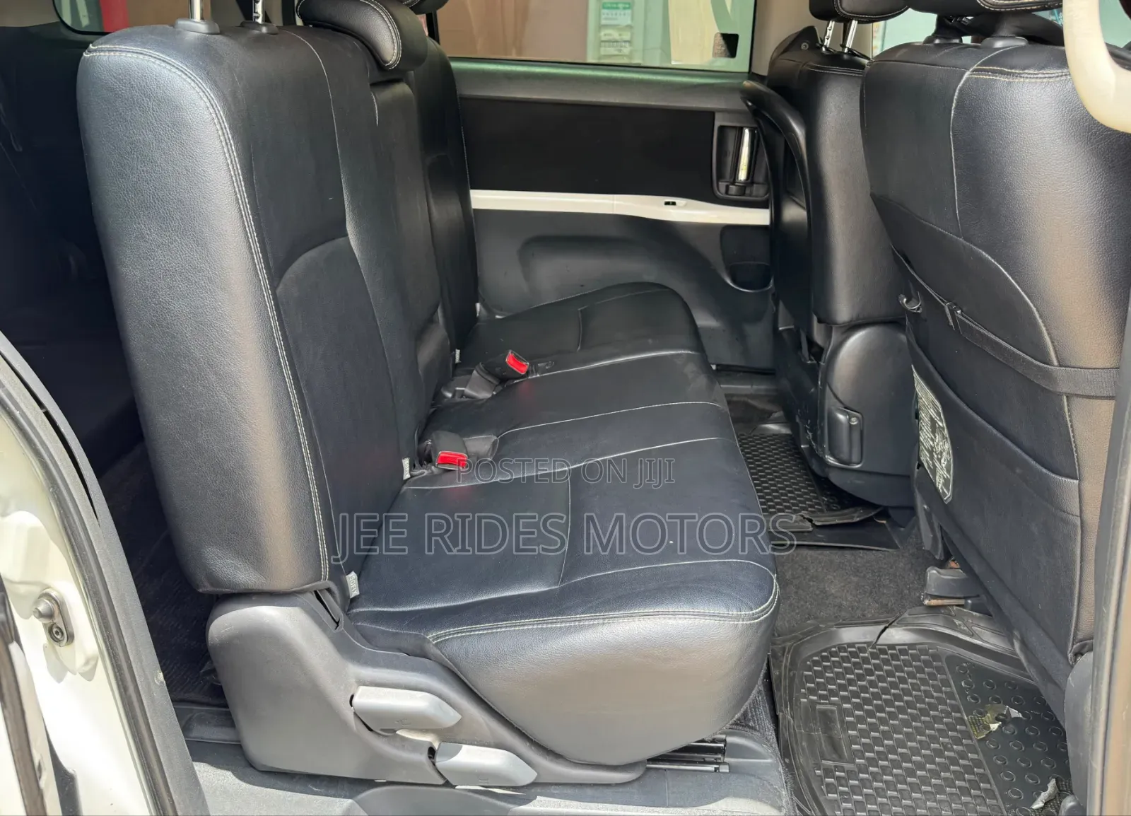 Toyota ISIS 2015 Pearl