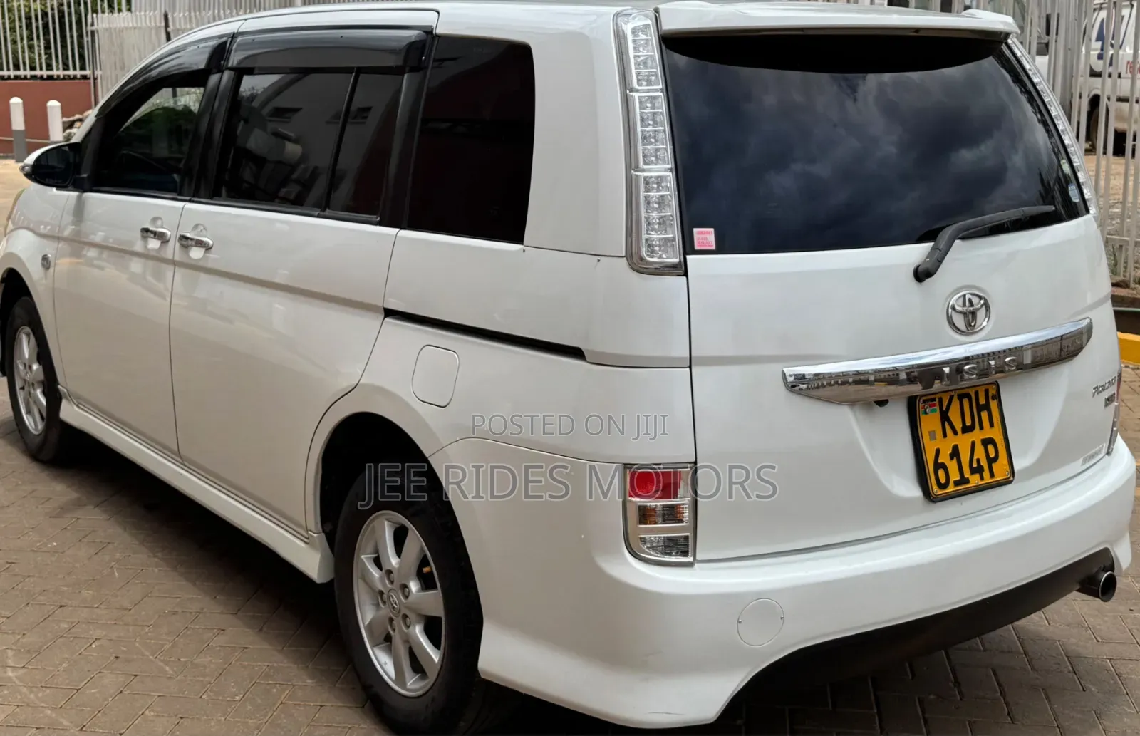 Toyota ISIS 2015 Pearl