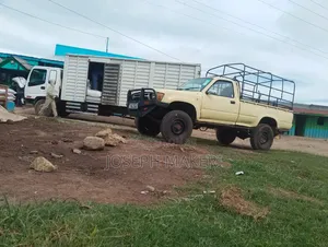 Toyota Hilux 1998 Yellow