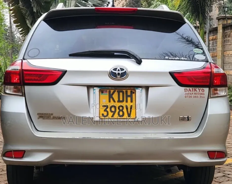 Toyota Corolla Fielder 1.5 Hybrid FWD 2017 Silver