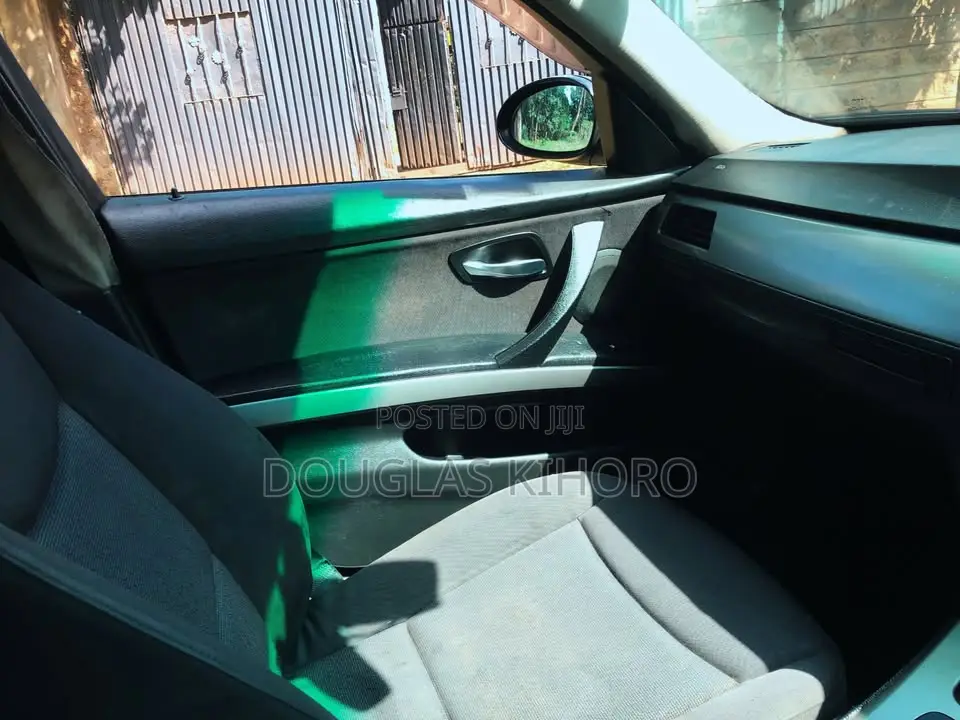BMW 320i Sedan RWD 2005 Blue