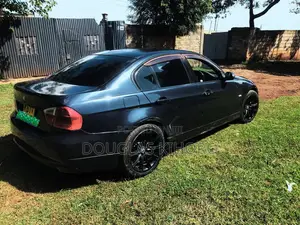 BMW 320i Sedan RWD 2005 Blue