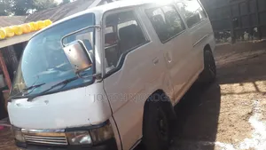Nissan Caravan (Urvan) 2017 White