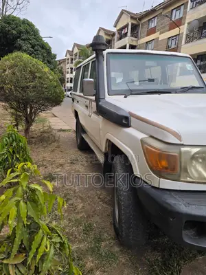 Toyota Land Cruiser 2011 White