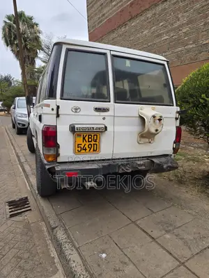 Toyota Land Cruiser 2011 White