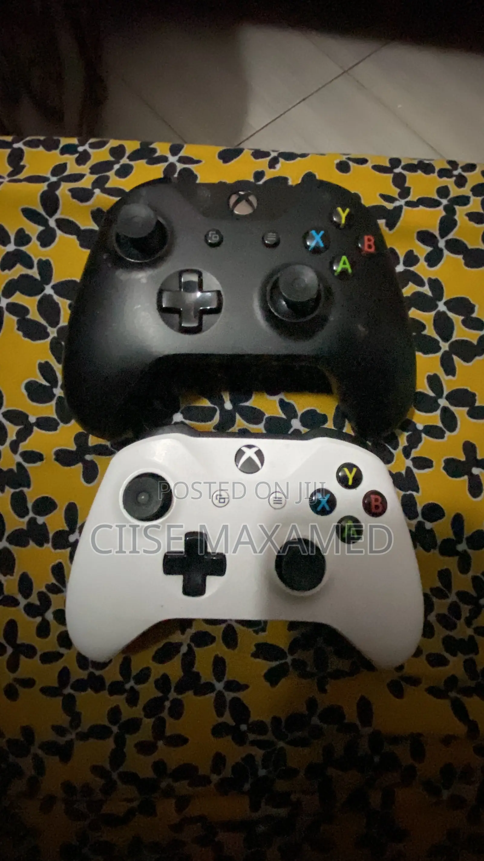 2 Xbox One Pads