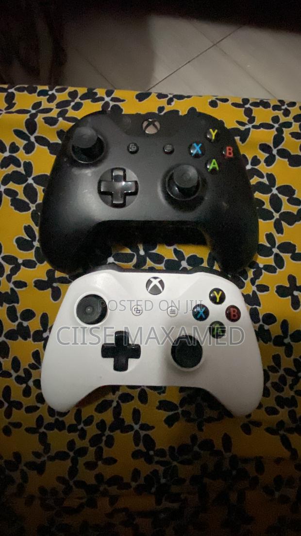 2 Xbox One Pads - main view