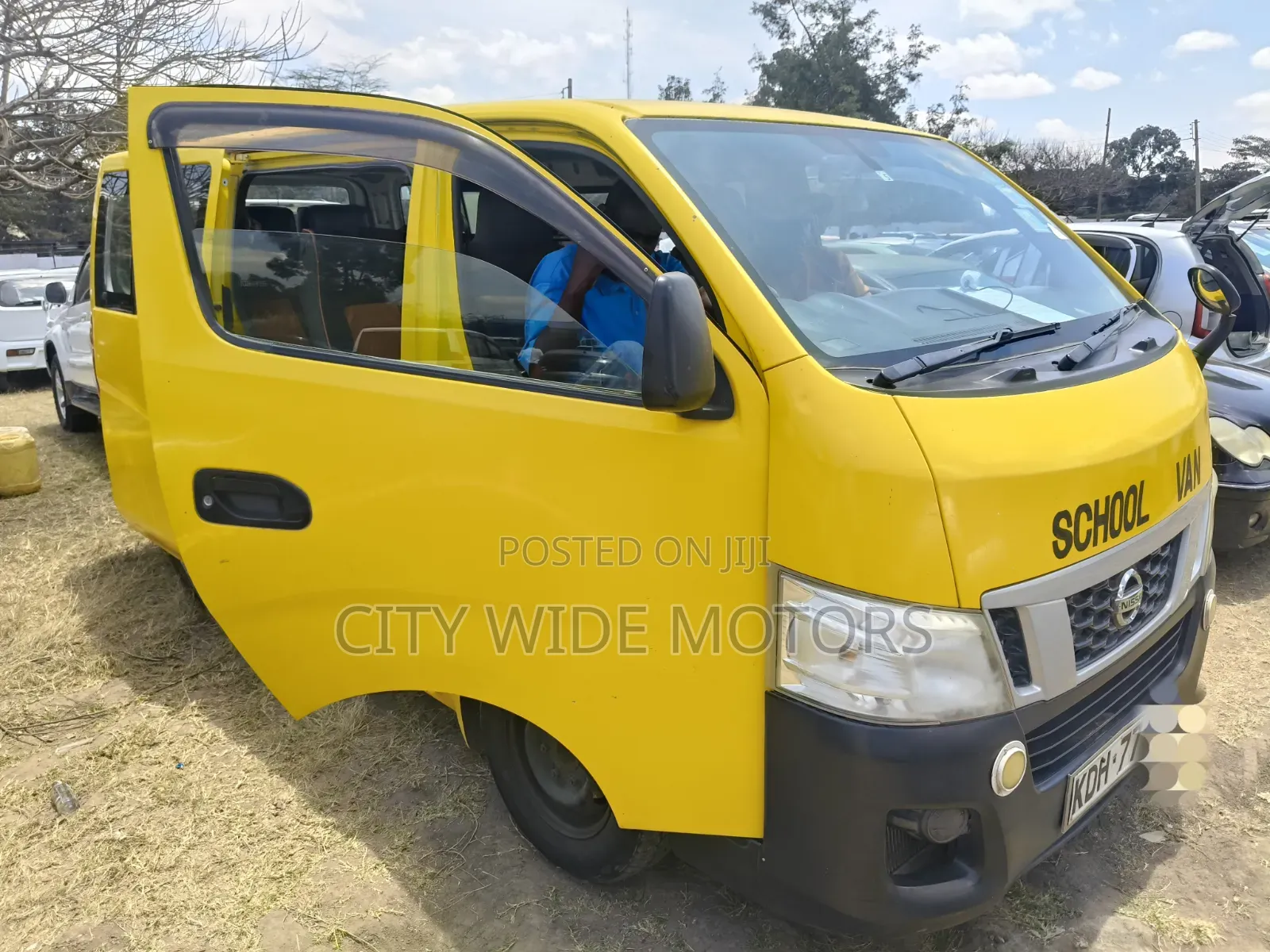 Nissan Caravan (Urvan) 2014 Yellow