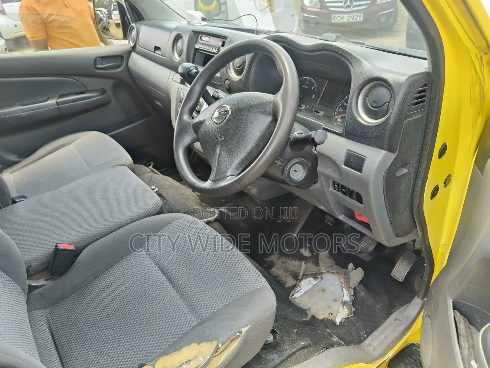 Nissan Caravan (Urvan) 2014 Yellow