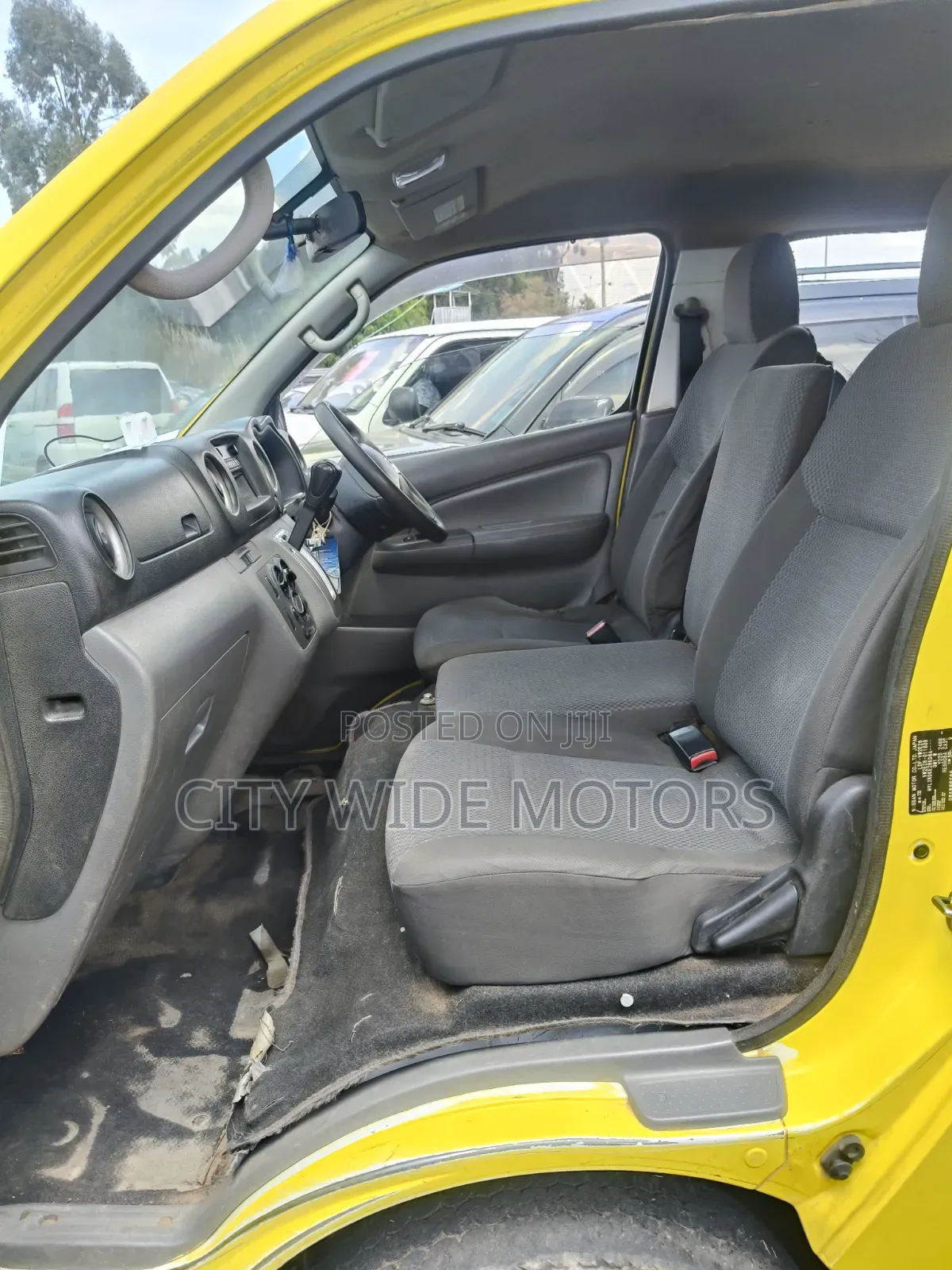 Nissan Caravan (Urvan) 2014 Yellow