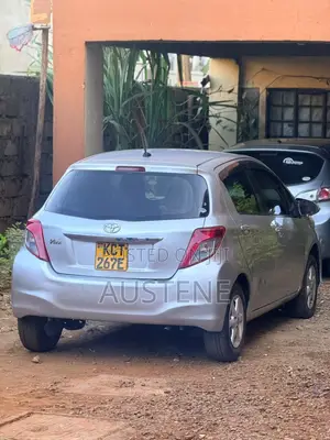 Toyota Vitz 2011 Silver