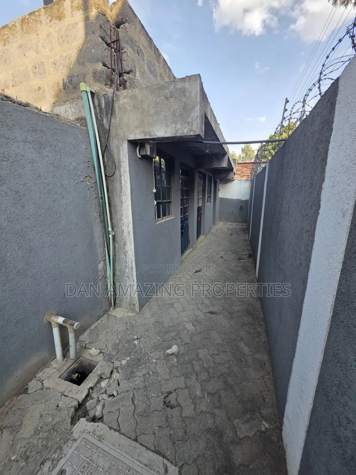 5bdrm Maisonette in Airport Rd On 1/4, Gateway Mall Area for sale
