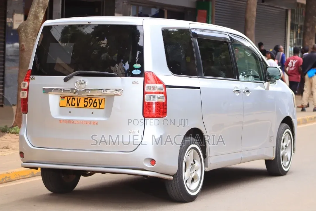 Toyota Noah 2.0 158hp FWD (8 Seater) 2012 Silver