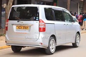 Toyota Noah 2.0 158hp FWD (8 Seater) 2012 Silver