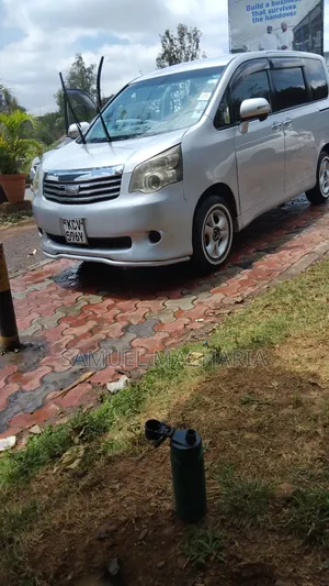 Toyota Noah 2.0 158hp FWD (8 Seater) 2012 Silver