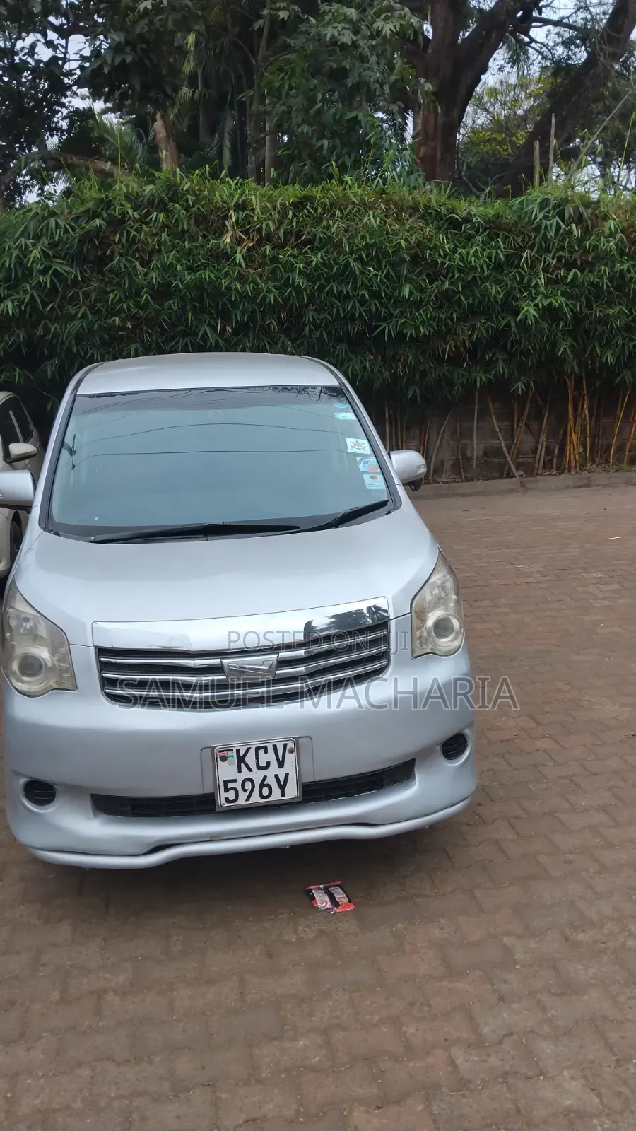 Toyota Noah 2.0 158hp FWD (8 Seater) 2012 Silver