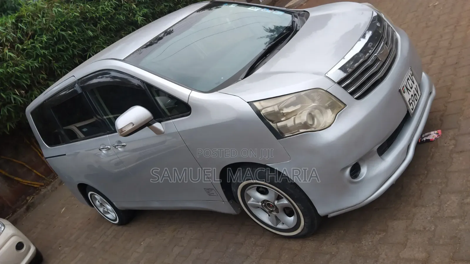 Toyota Noah 2.0 158hp FWD (8 Seater) 2012 Silver