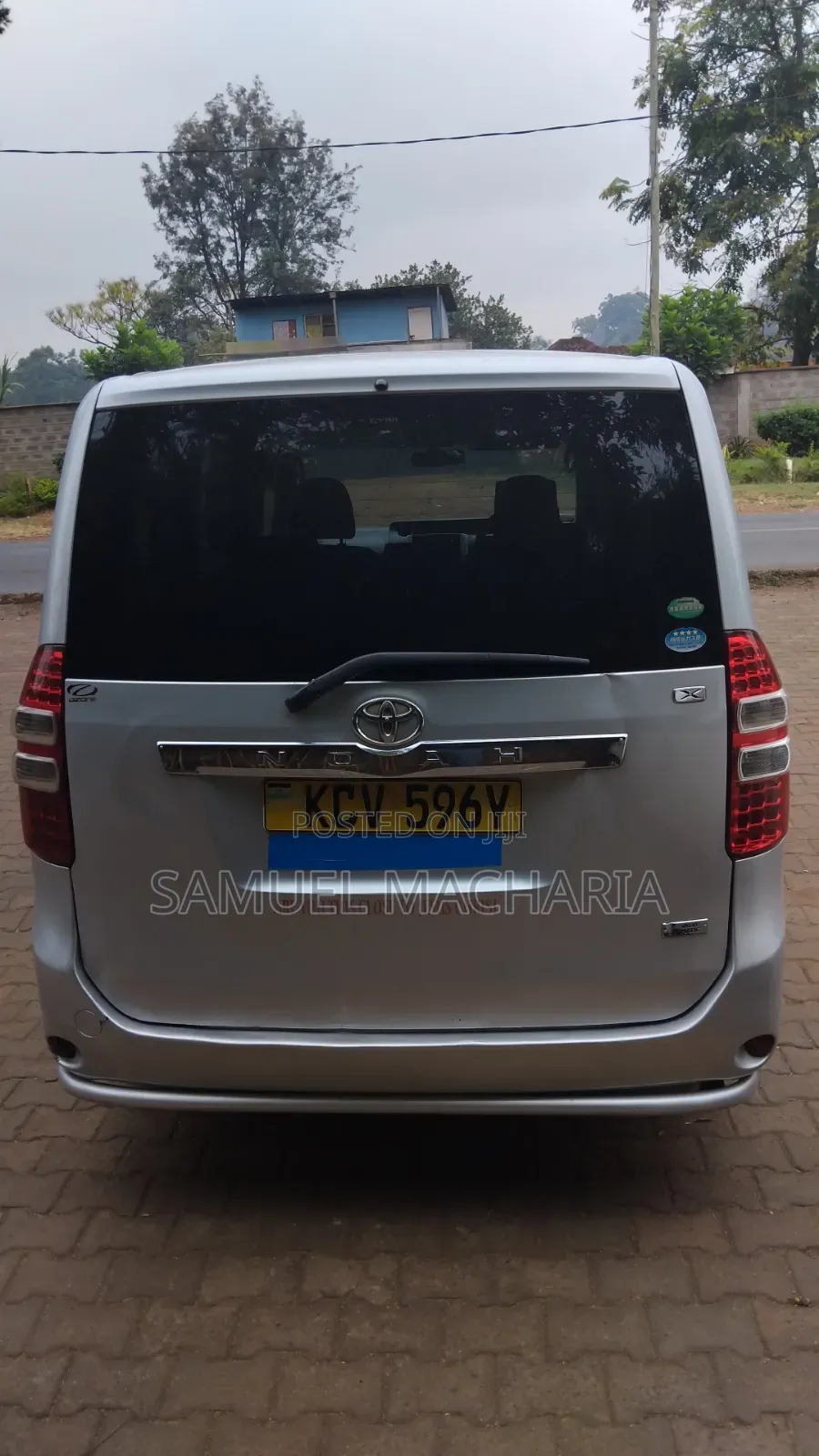 Toyota Noah 2.0 158hp FWD (8 Seater) 2012 Silver